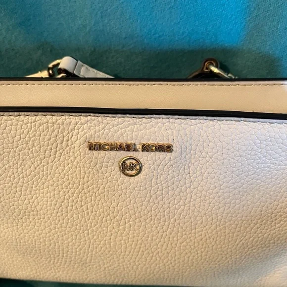 Michael Kors Valerie Cream Crossbody Bag EUC with cute bag charm - Picture 6 of 11